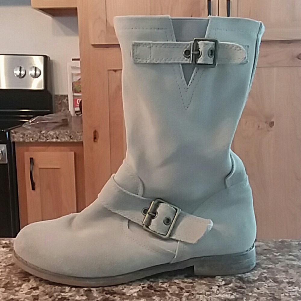Like new leather tan adorable boots.
